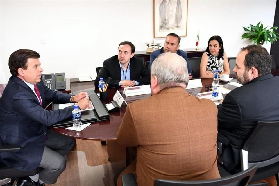 En la reunión participaron los diputados albiazules Hernán Salinas, Raúl Gracia, Isabel Guerra y Ricardo Flores, y señalaron que se busca dar continuidad al caso.