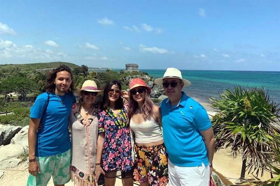 Héctor Quintanilla Segovia, Juany Segovia de Quintanilla, Tifany Quintanilla Segovia, Daniela Quintanilla Segovia y Héctor Quintanilla, Playa del Carmen