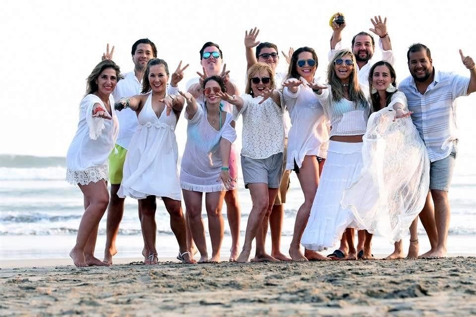 Damián Gallardo, Jesús Gutiérrez, Arturo Ramsés, Arturo Ramsés, Adrián García, Laura<br>Gallardo, Lupita Cantú, Bárbara Ramón, Adriana de Cantú, Jacky Cantú, Adriana de<br>Villarreal y Ana Karen Villarrea