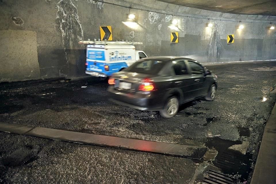 Tras 20 meses de ser señalado como #ElPeorTúnel, bajopuente vehicular de Circuito Interior que conduce a la Av. de Jardín fue pavimentado.