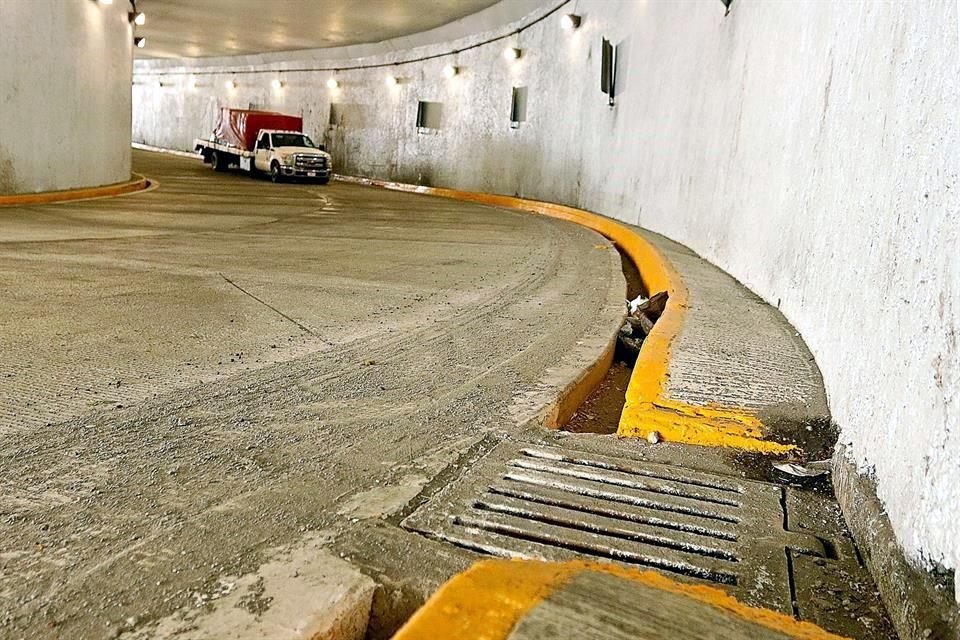 Tras 20 meses de ser señalado como #ElPeorTúnel, bajopuente vehicular de Circuito Interior que conduce a la Av. de Jardín fue pavimentado.