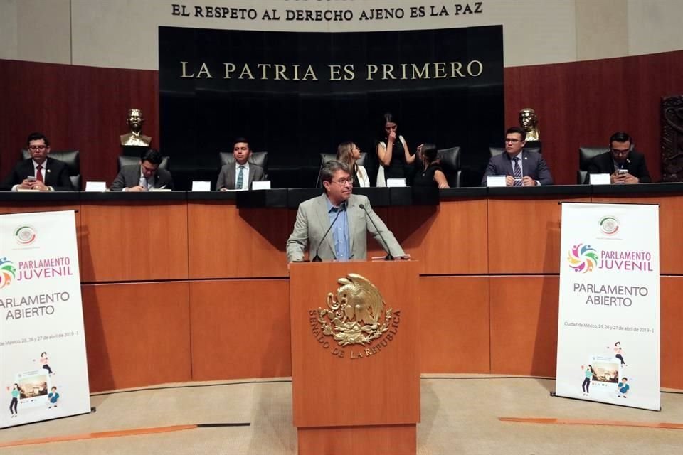 El senador de Morena, Ricardo Monreal, asistió a una sesión de Parlamento Juvenil organizado por la Cámara alta.