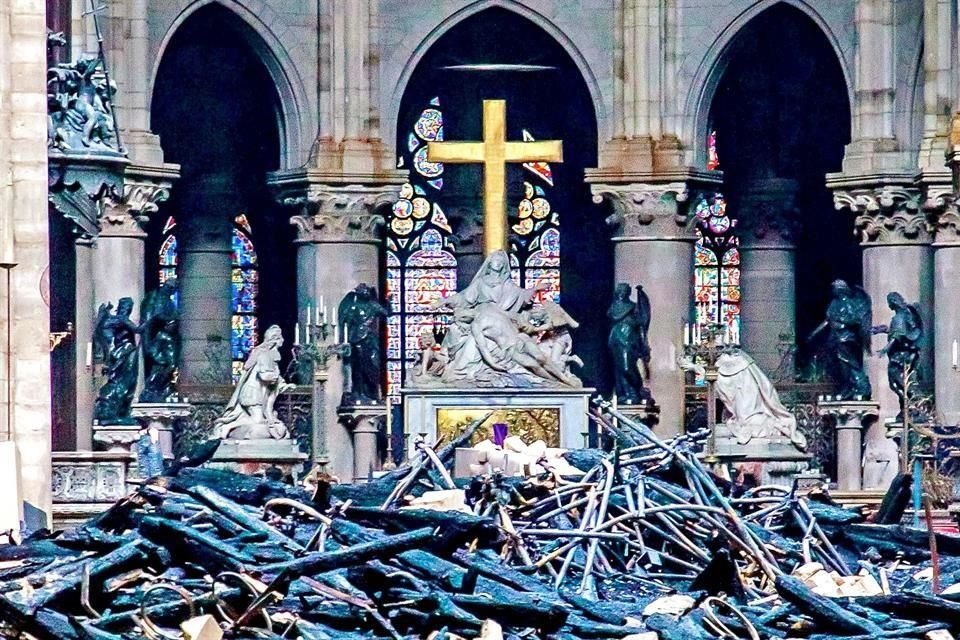 La 'Piedad' de Nicolas Coustou es una de las obras que quedaron entre los escombros tras el incendio.