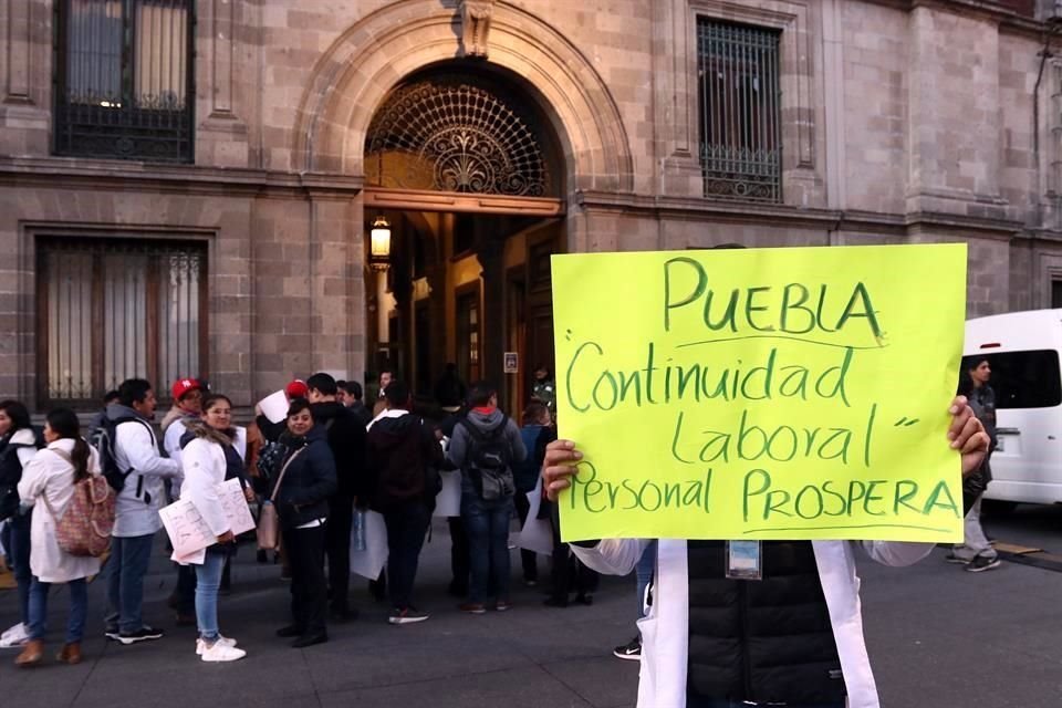 Trabajadores de diversas dependencias federales se manifestaron en Palacio Nacional o en los estados del País en contra de los despidos masivos.