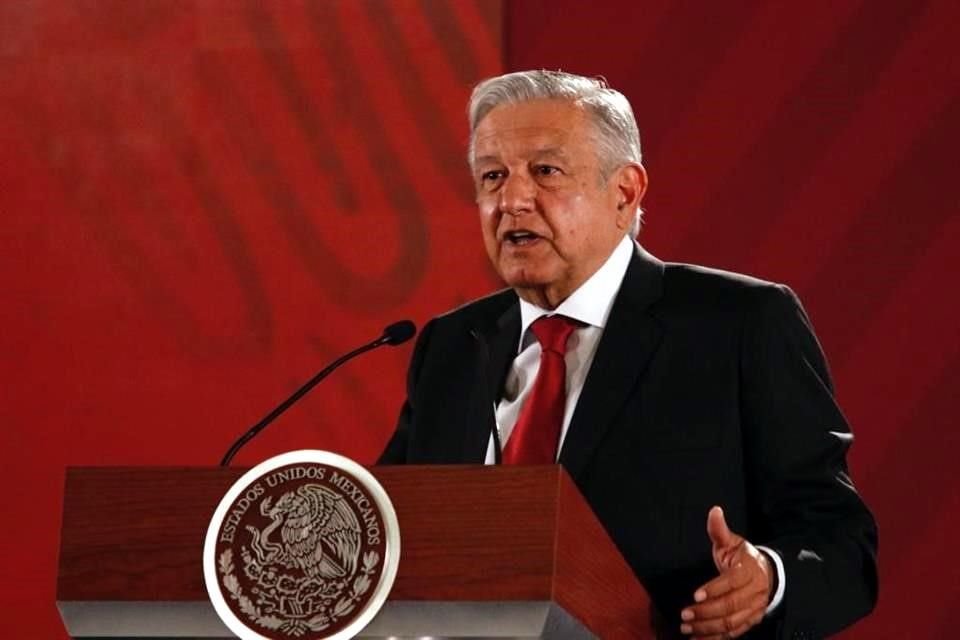 López Obrador dijo que 'a lo mejor' una facción del conservadurismo, para confrontar, usa bots contra el periódico REFORMA para cargarle a él la culpa.