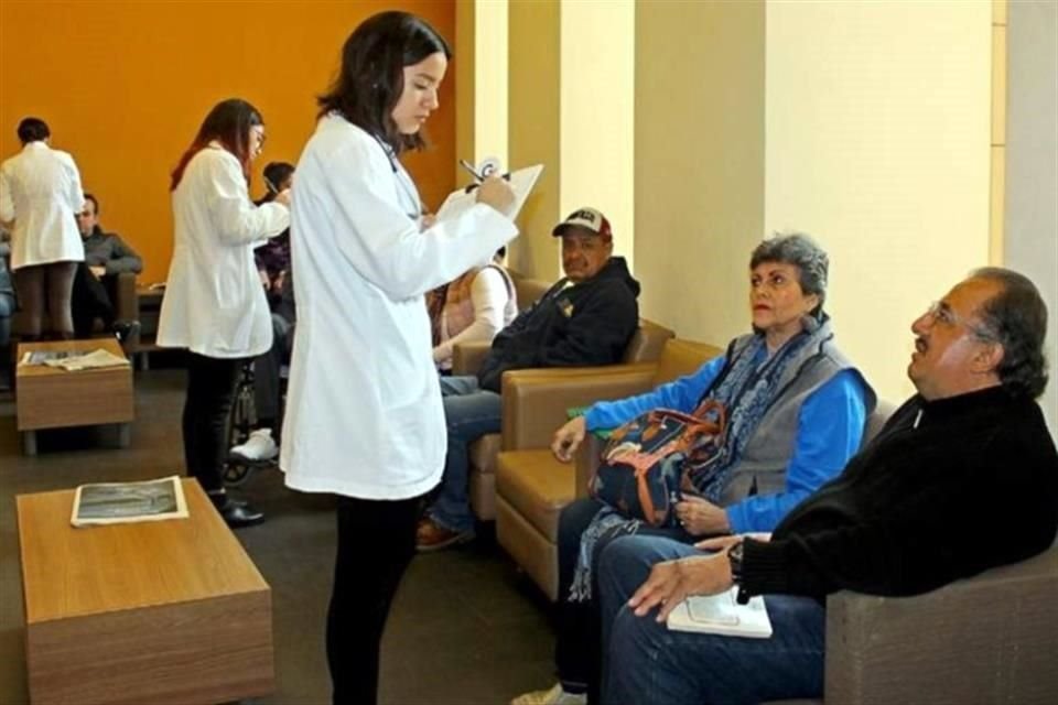 Especialistas en la Clínica de ELA en el Hospital Zambrano Hellion.