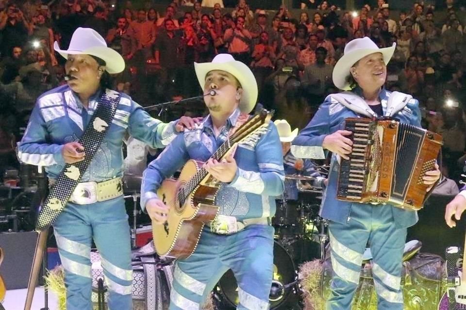 La oficina del grupo liderado por Lupe Esparza (izq.) dio a conocer un documento para demostrar que las dudas del tecladista fueron aclaradas.