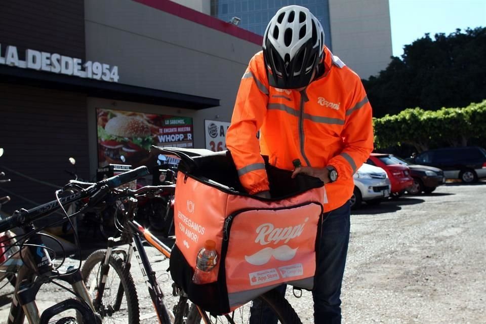 Las plataformas de entregas y movilidad retendrían impuestos a sus colaboradores.