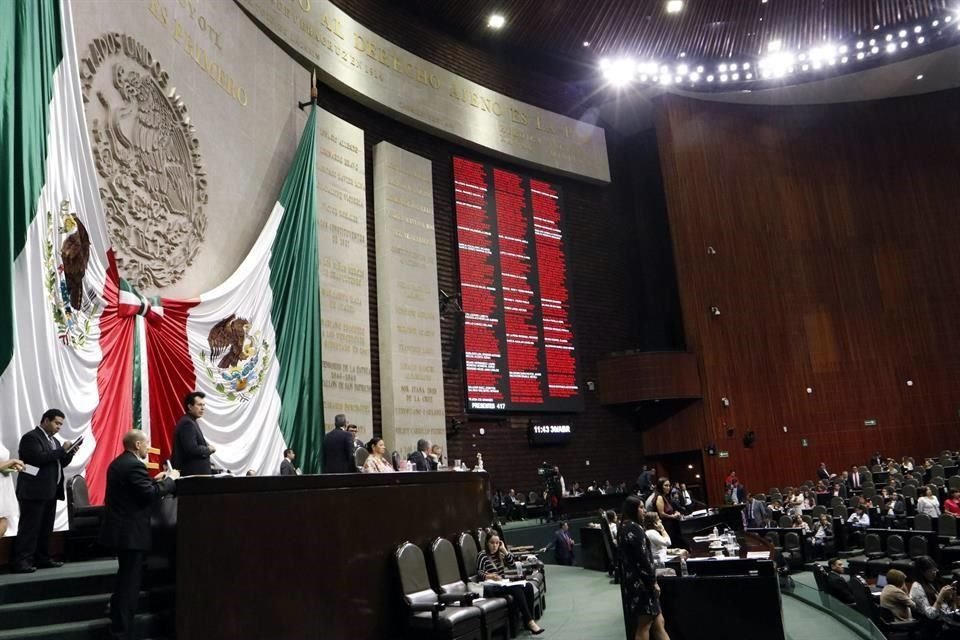 En la Cámara de Diputados, el diputado presidente Porfirio Muñoz Ledo informó de la recepción del documento la noche de este martes y lo turnó a las 46 comisiones ordinarias.