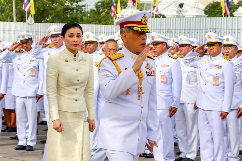 La Reina Suthida es la cuarta esposa del monarca, quien tiene siete hijos de sus antiguas parejas.