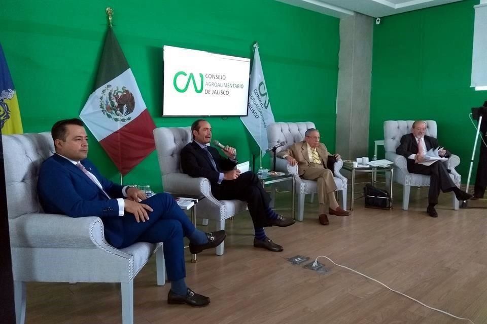 (Izq. a der.) Juan Miguel Nava, Ricardo Barbosa, Adalberto Ortega y Adán Romero participaron en el panel.