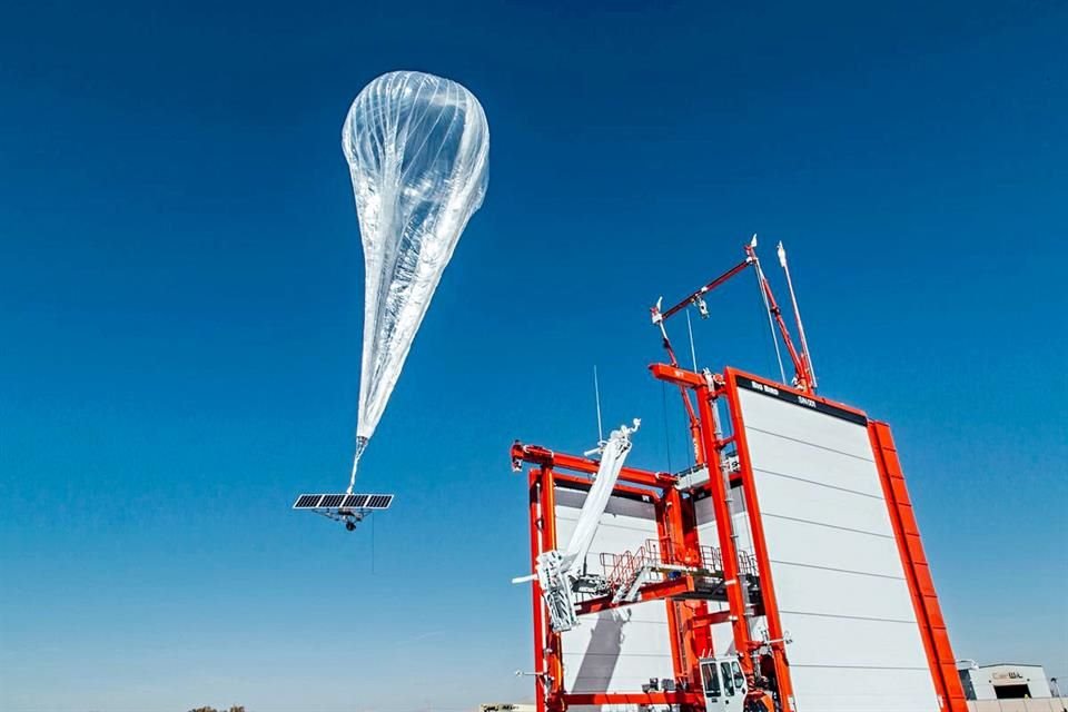 Project Loon es la iniciativa de conectividad desde las alturas de Alphabet. Usa globos aerostáticos hechos de polietileno, que van cargando antenas repetidoras de red 4G y usan celdas solares.
