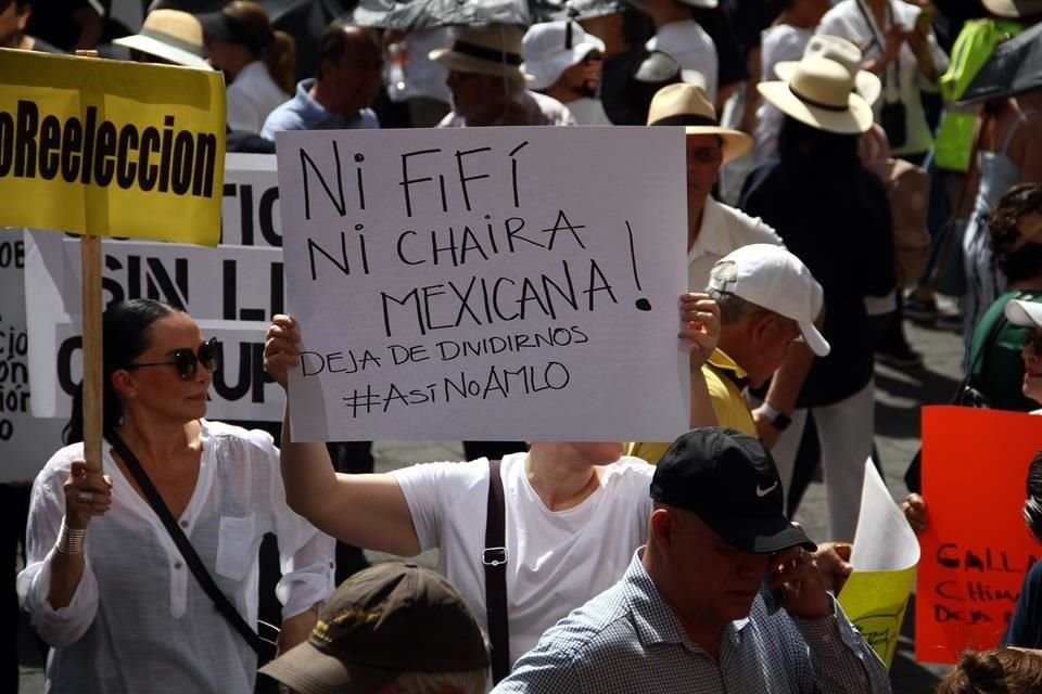 Según XiudadanosMX, a la manifestación del domingo en Plaza Universidad acudieron más de 4 mil 500 personas; la Policía tapatía calculó mil 500.