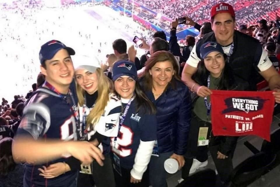Guillermo Octavio Reyes Luna, Mónica Leticia Salinas Treviño, Frida Alejandrina Reyes Luna y Jade Paola Reyes Luna, aparecen en la lista de pasajeros del avión.