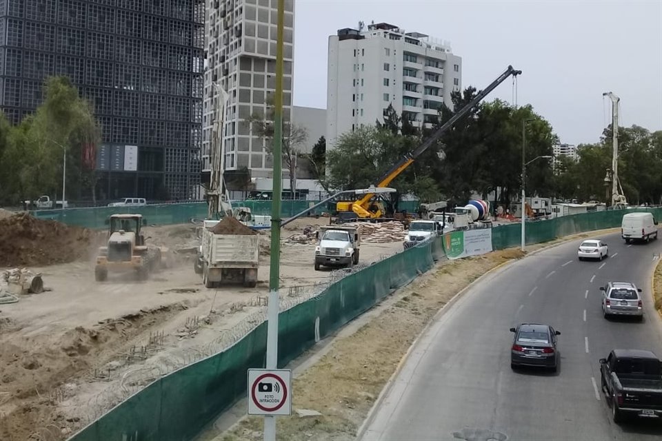 El colector pluvial que se construye sobre el canal Atemajac, en el cruce de las avenidas Patria y Américas, en Zapopan, tiene un 70 por ciento de avance.