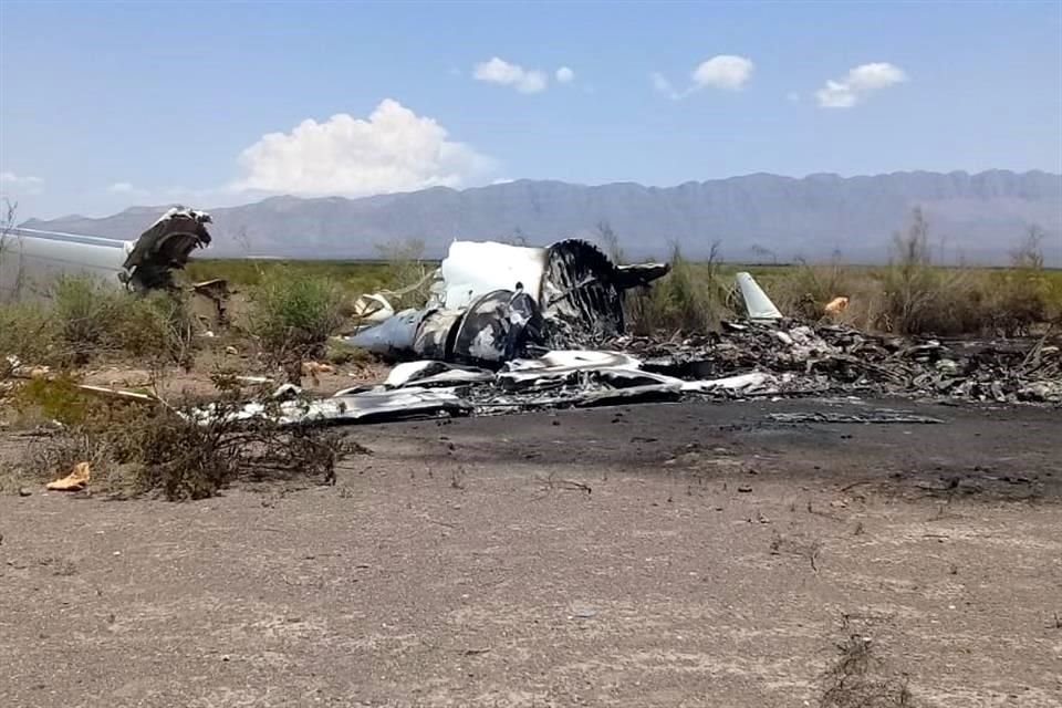 Diez pasajeros y tres triplantes que viajaban en un avión de Las Vegas, Nevada, hacia Monterrey, fallecieron luego de que la aeronave cayó cerca de Ocampo, Coahuila.