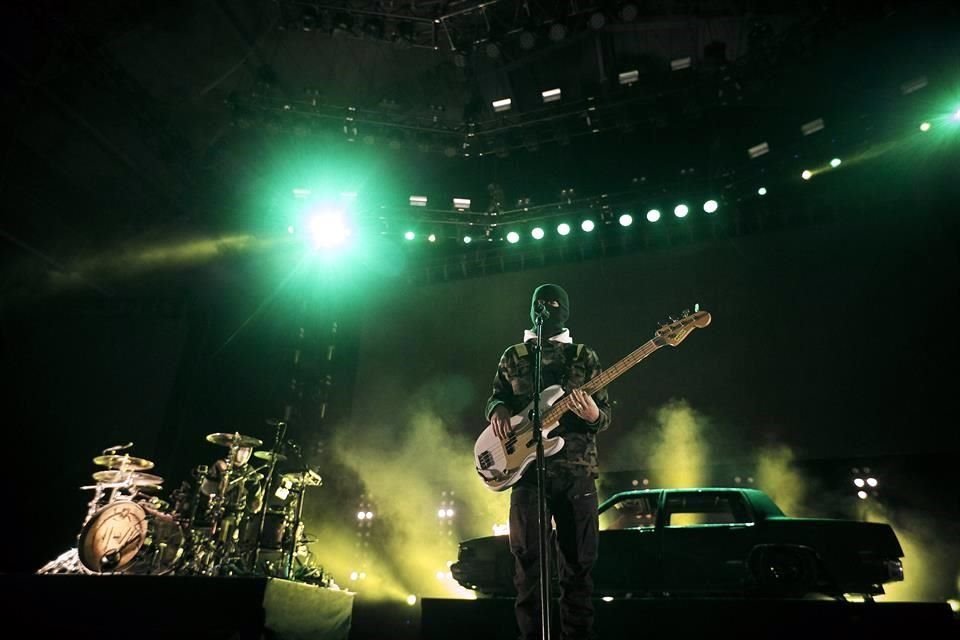 En su primera vez en la Ciudad, el dúo conformado por Josh Dun en la batería y Tyler Joseph en la voz y piano, brincaba sobre un automóvil -símbolo representativo de la agrupación desde 'Car Radio'.