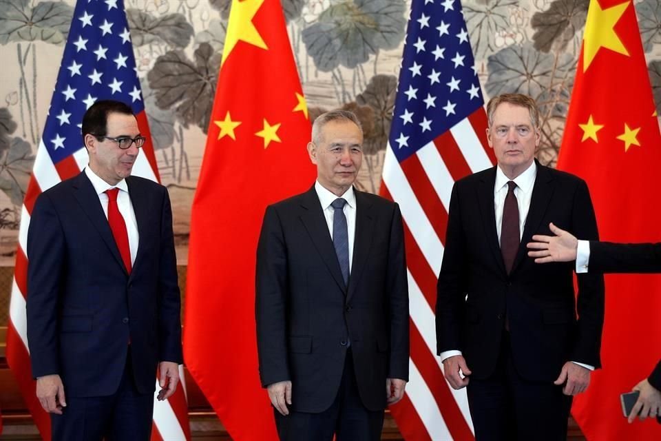 (De izq. a der.) Steven Mnuchin, secretario del Tesoro de Estados Unidos; Liu He, viceprimer ministro de China, y Robert Lighthizer, representante comercial estadounidense.