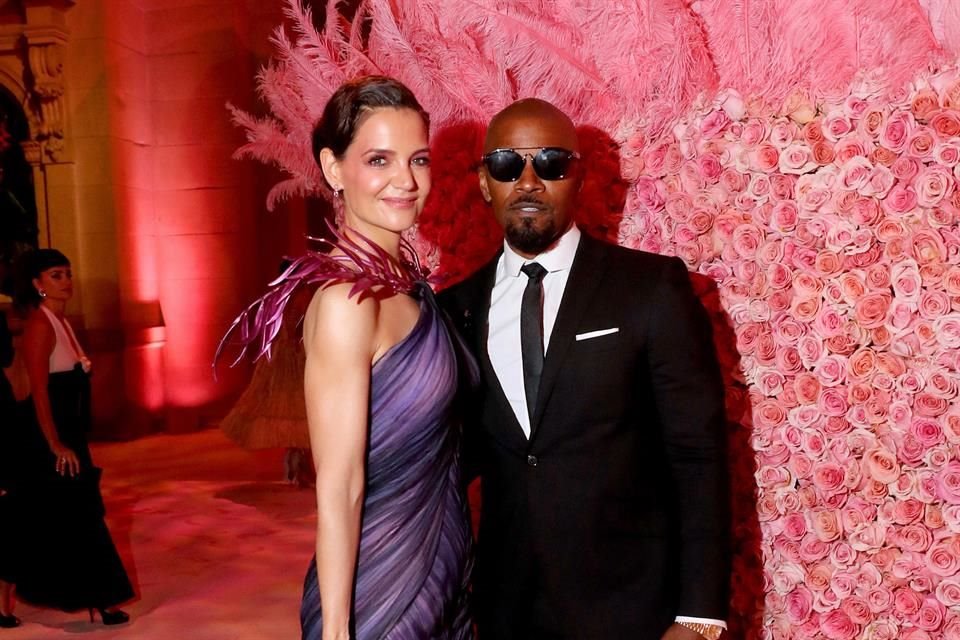 Katie Holmes y Jamie Foxxposaron juntos por primera vez en la Gala del Met, confirmando así su relación.