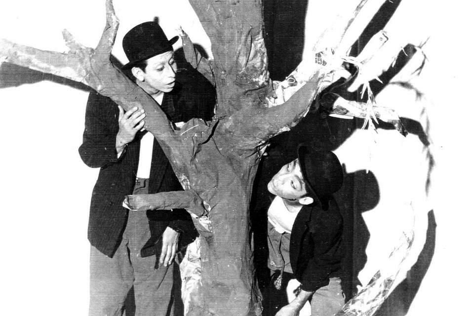 Luis Martín y Alberto Rojas en el ensayo de la obra 'Esperando a Godot', en 1962.