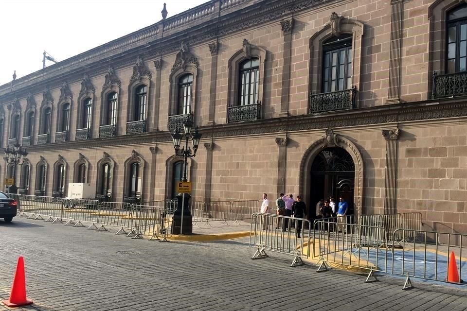 Alrededor del edificio se colocó un cerco de seguridad, dejando sólo un acceso por la calle 5 de Mayo.