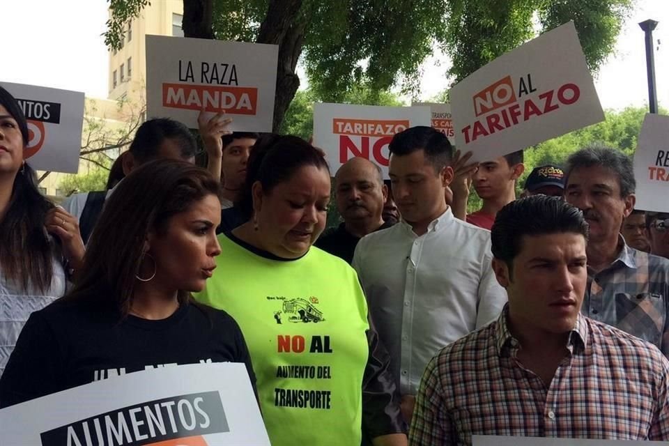 Legisladores de Movimiento Ciudadano, integrantes de Únete Pueblo y ciudadanos protestaron contra el alza del transporte público.