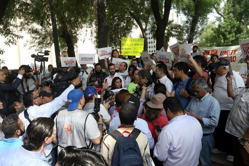 Los manifestantes exigieron a los integrantes de la Comisión de Transporte no autorizar ningún aumento, antes de reestructurar el sistema.