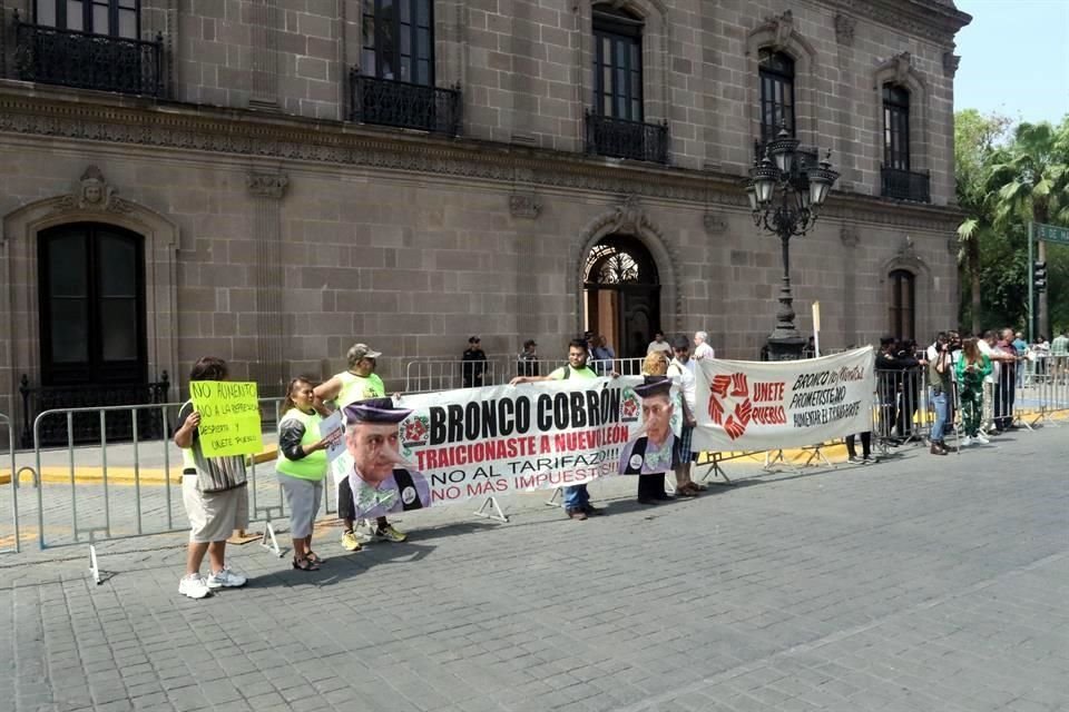 Los manifestantes portaron lonas y pancartas con reclamos al Gobernador de Nuevo León.