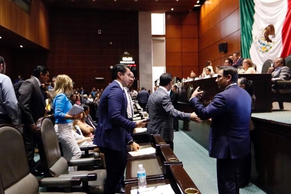 Legisladores panistas abandonan la reunión de comisiones unidas.