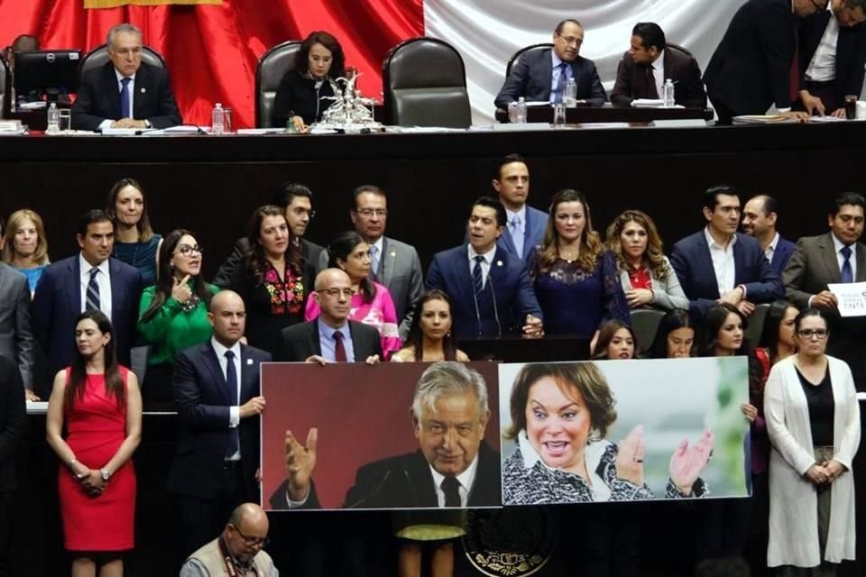 Panistas protestaron en la tribuna de San Lázaro.