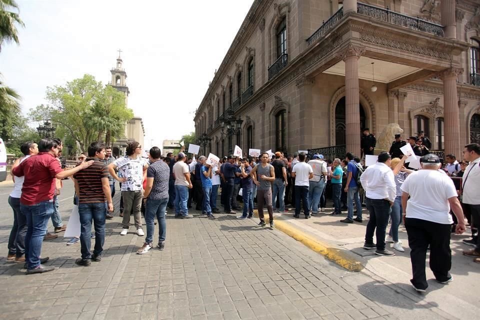 Legisladores de MC, integrantes de Únete Pueblo y ciudadanos protestaron afuera del Palacio de Gobierno previo a la sesión del CETyV en la que se discutió el aumento de tarifas del transporte.