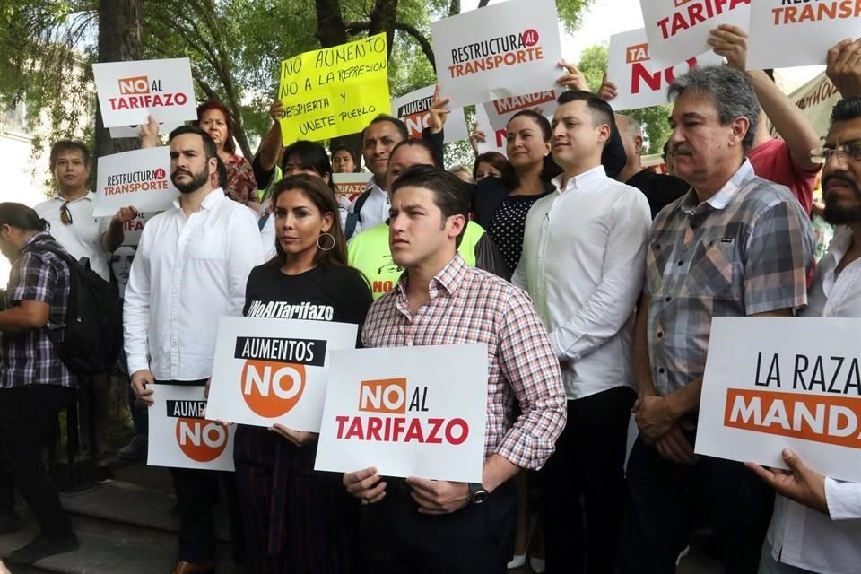 Entre los manifestantes estuvieron los Senadores Samuel García e Índira Kempis; los Diputados locales Luis Donaldo Colosio, Karina Barrón, Mariela Saldívar y Luis Torres, de Morena.