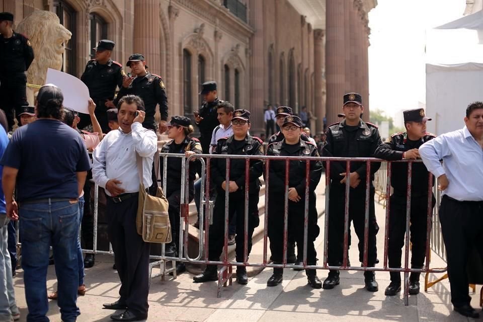 Desde las 9:00 horas fueron cercados con vallas los accesos al Palacio de Gobierno, donde se llevará a cabo la reunión.