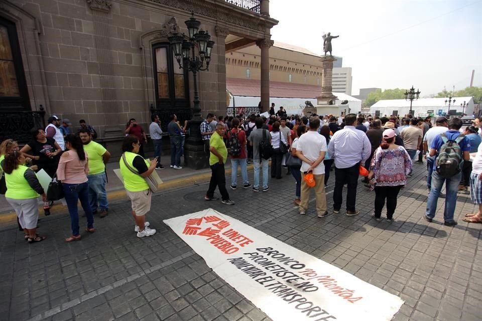 Los manifestantes sostuvieron su protesta frente al Palacio de Gobierno, sobre Zaragoza.