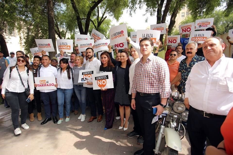 En las afueras del Palacio se quedaron los Senadores Samuel García e Indira Kempis para tratar de entrar al lugar donde se realiza la reunión del CETyV.