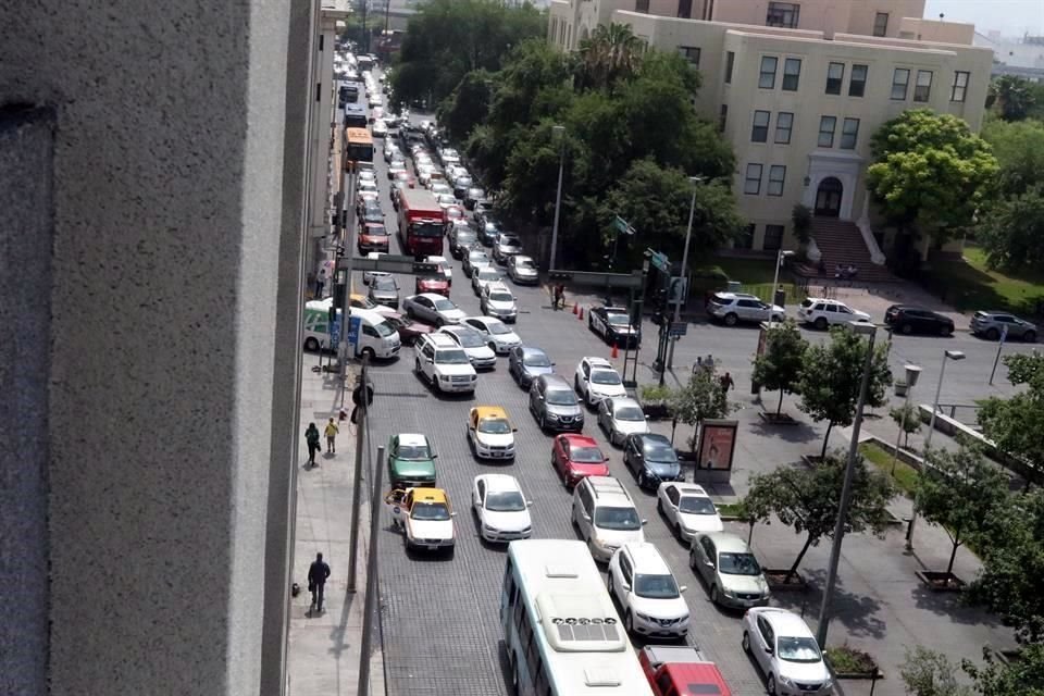 A causa de los cierres viales por la protesta en el Palacio, se registró caos vial en las calles Zaragoza, Washington y Escobedo, principalmente.