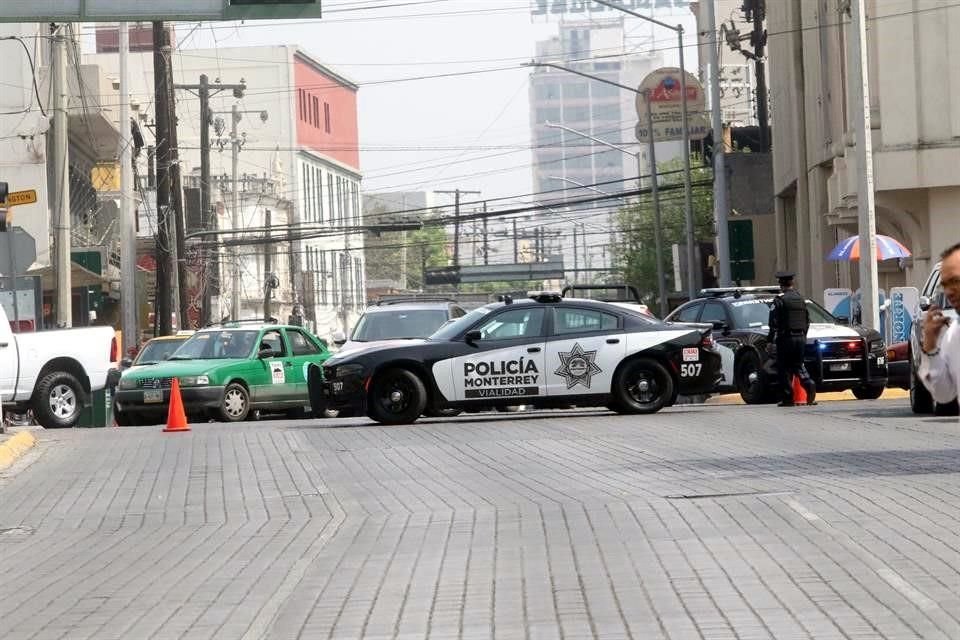 Pese al tráfico, no se observó la presencia de agentes de Tránsito, pues los elementos sólo se encargaron de cerrar con sus patrullas las calles cercanas al Palacio.