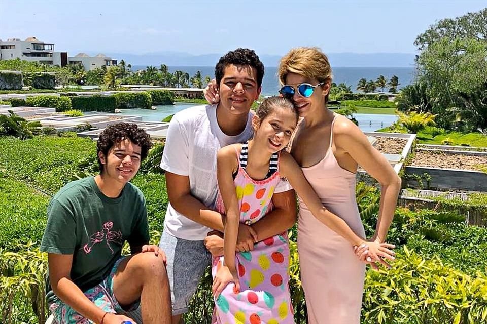 Itatí Cantoral gusta de apapachar a sus hijos todo el tiempo.