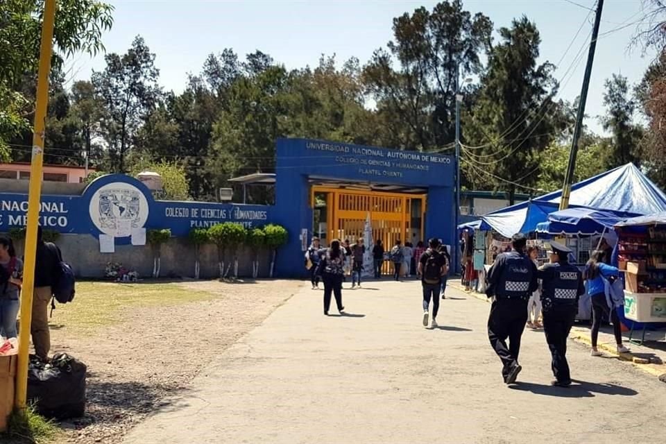 Personal de la UNAM sólo pide a alumnos muestren credencial, no revisa mochilas
