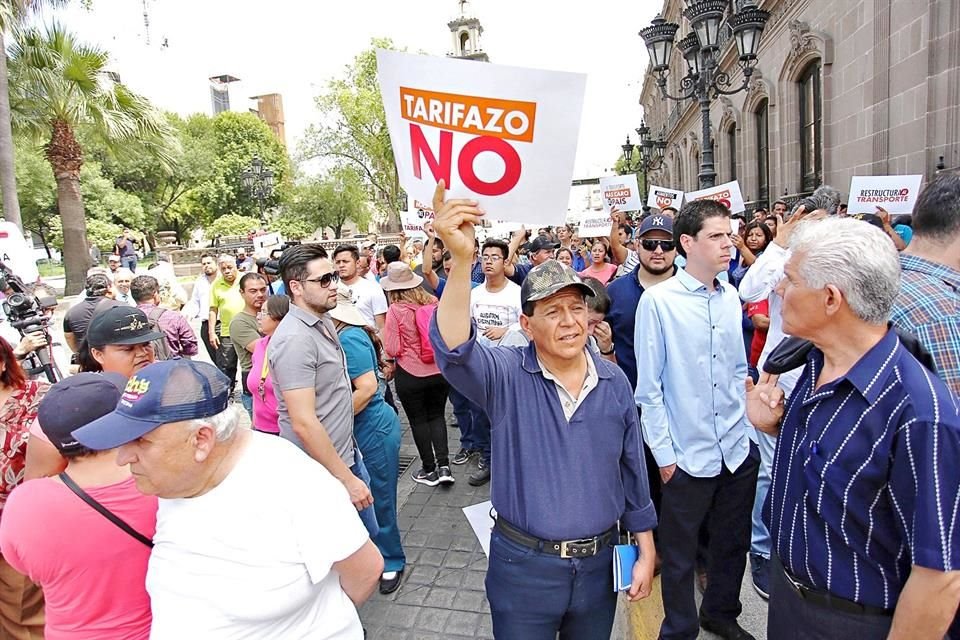  Ciudadanos protestaron afuera del Palacio de Gobierno contra el aumento de las tarifas del transporte urbano. 