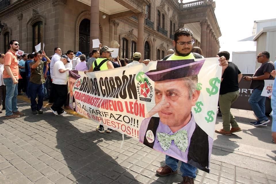 Durante la sesión para revisar las tarifas, manifestantes protestaron afuera del Palacio estatal contra el Gobernador Jaime Rodríguez, y lo acusaron de mentir.