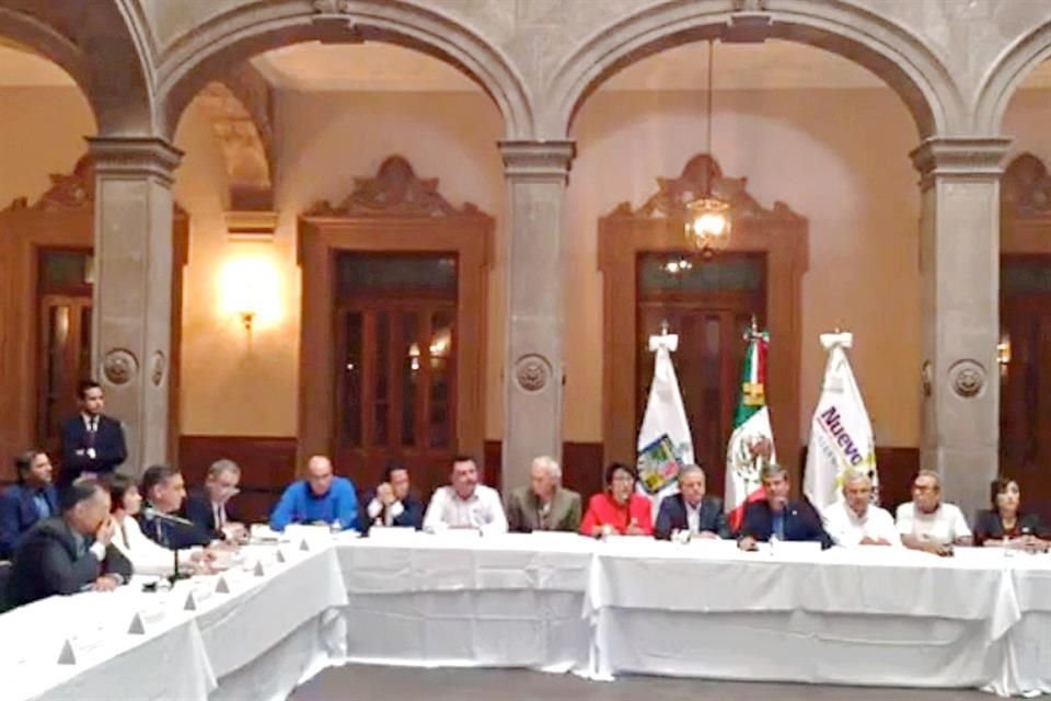 Aunque asistieron 29 de los 44 integrantes del CETyV, el Gobierno pospuso la votación del aumento para el lunes, ante el boicot de los transportistas.