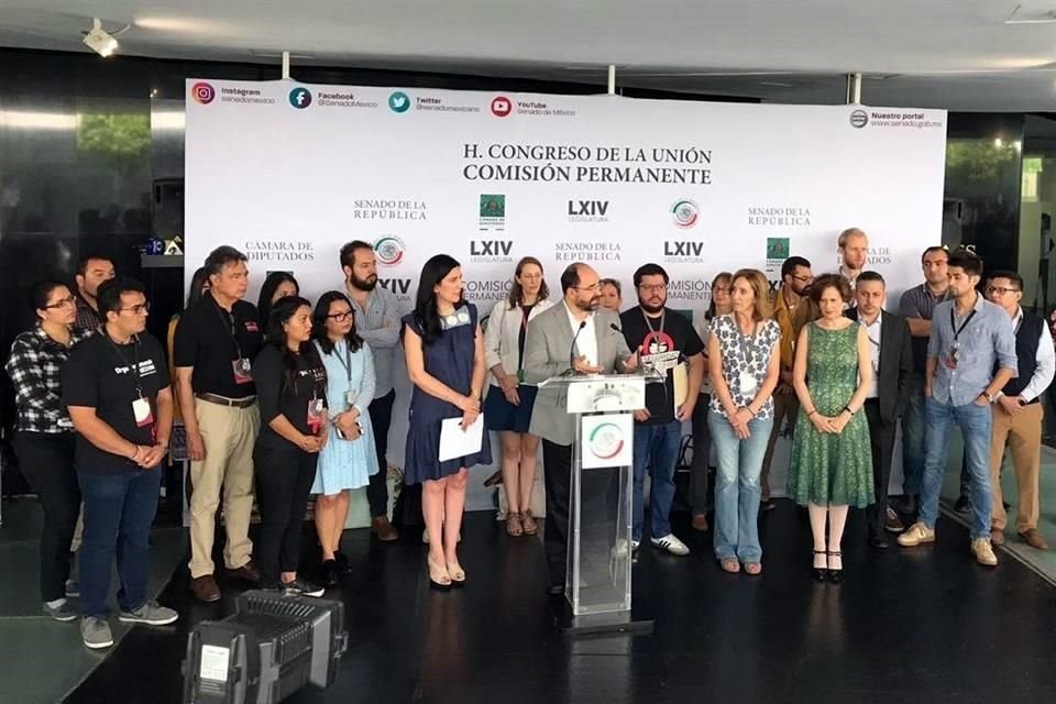 Los activistas en conferencia de prensa en el Senado con el legislador Emilio Álvarez Icaza.