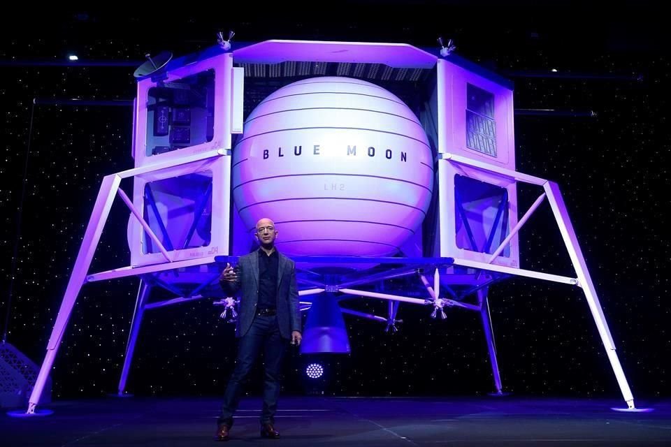 'Es hora de volver a la luna, esta vez para quedarse', dijo Bezos.