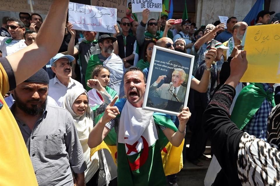 Varias personas protestan para exigir la salida del régimen actual en Argelia. El movimiento opositor celebra la primera gran manifestación desde el inicio del Ramadán.