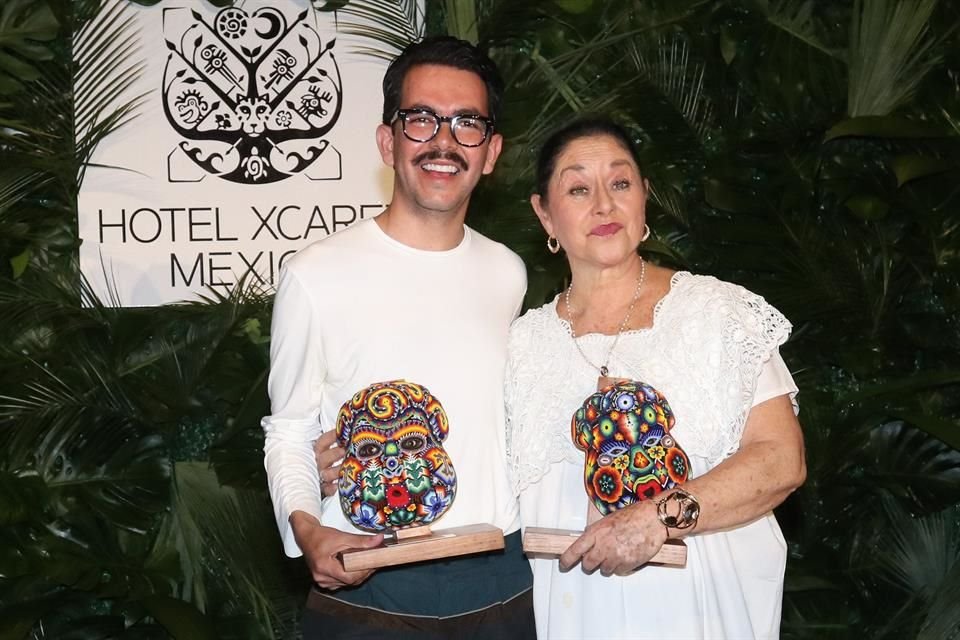 Manolo Caro y Angélica Aragón recibierion el premio Xcaret en el marco de los Premios Platino del Cine Iberoamericano.