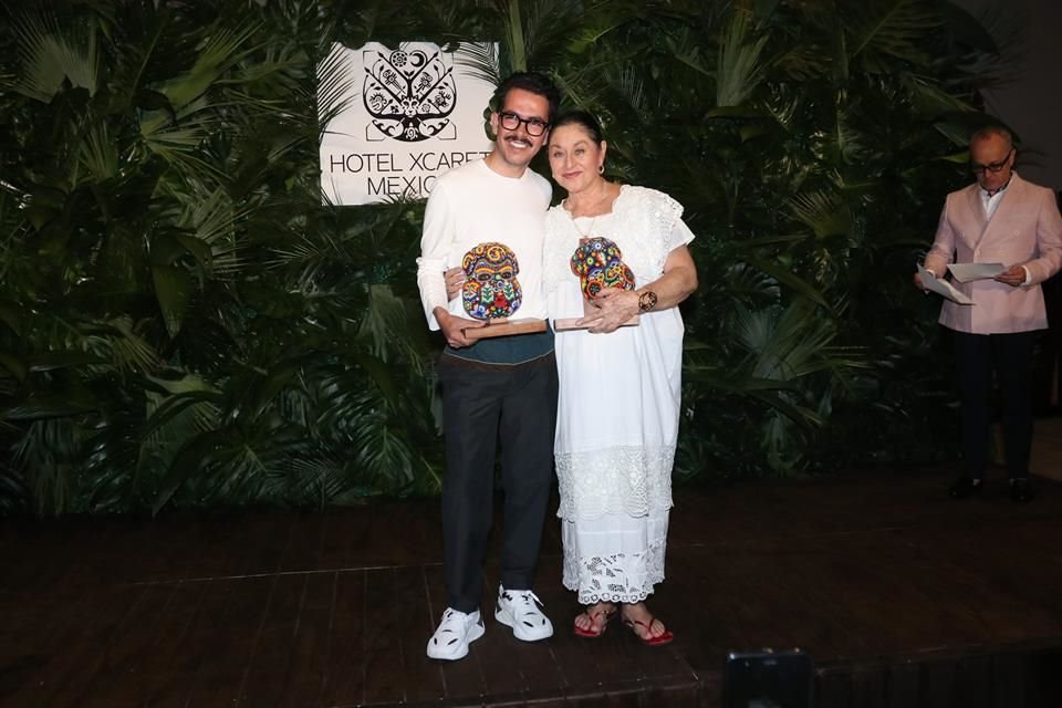 Manolo Caro y Angélica Aragón recibierion el premio Xcaret en el marco de los Premios Platino del Cine Iberoamericano.