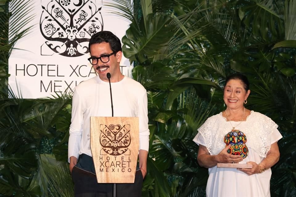 Manolo Caro y Angélica Aragón recibierion el premio Xcaret en el marco de los Premios Platino del Cine Iberoamericano.