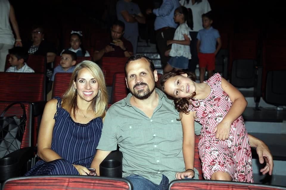 Claudia Cantú, Rodrigo Mayrl y Alyssa Mayrl
