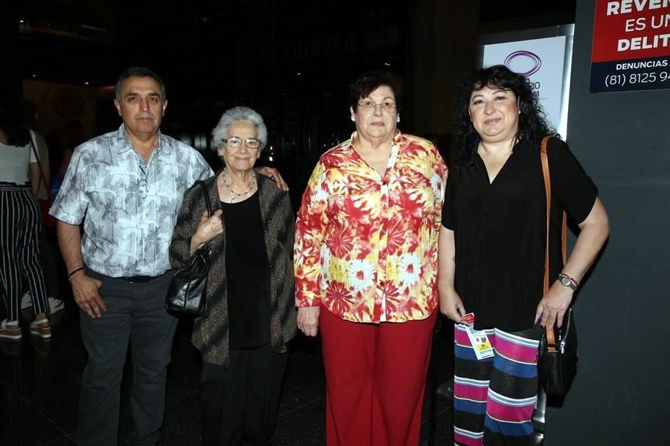 Juan de la Garza, Carmen de la Garza, Yolanda Cárdenas y Gaby Castillo